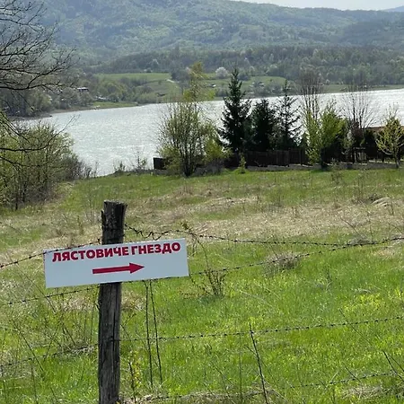 Vila On A Lake Lyastoviche Gnezdo Near Troyan Dom wakacyjny Goliama Żeliazna