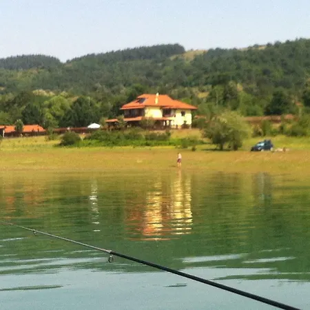 Dom wakacyjny Vila On A Lake Lyastoviche Gnezdo Near Troyan Goliama Żeliazna