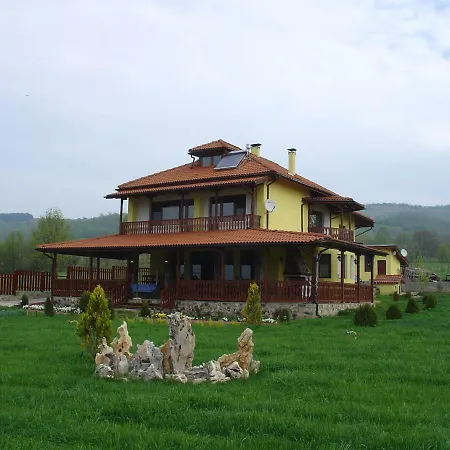 Vila On A Lake Lyastoviche Gnezdo Near Troyan * Goliama Żeliazna
