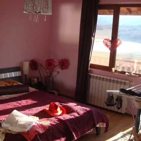 Vila On A Lake Lyastoviche Gnezdo Near Troyan Dom wakacyjny Goliama Żeliazna