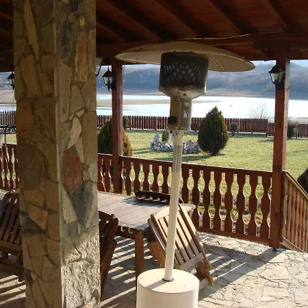 Vila On A Lake Lyastoviche Gnezdo Near Troyan * Goliama Żeliazna