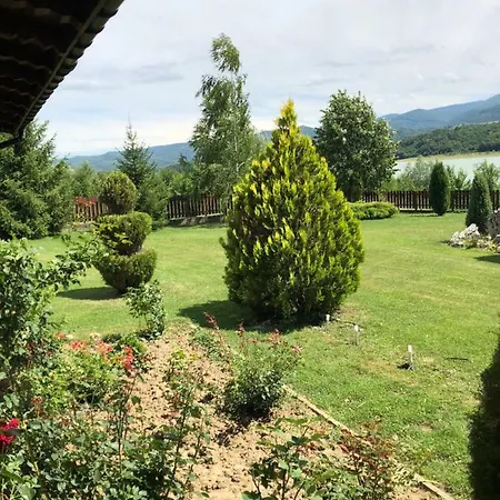 Vila On A Lake Lyastoviche Gnezdo Near Troyan Dom wakacyjny Goliama Żeliazna