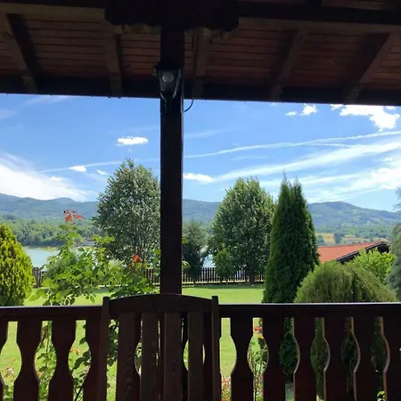 Vila On A Lake Lyastoviche Gnezdo Near Troyan Dom wakacyjny Goliama Żeliazna