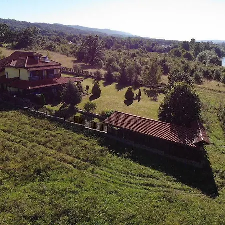Vila On A Lake Lyastoviche Gnezdo Near Troyan Dom wakacyjny *